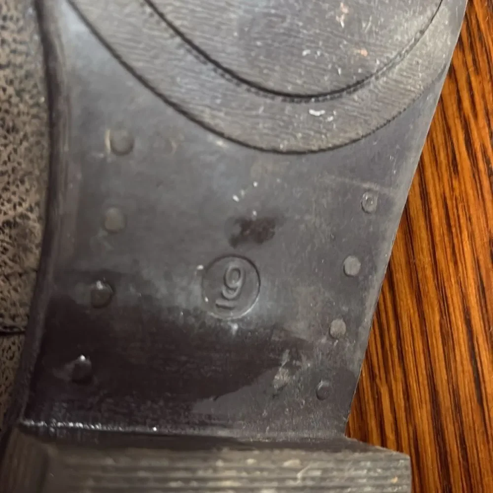 Pierre Dumas size 9 boot, a light and dark brown color, depending on light